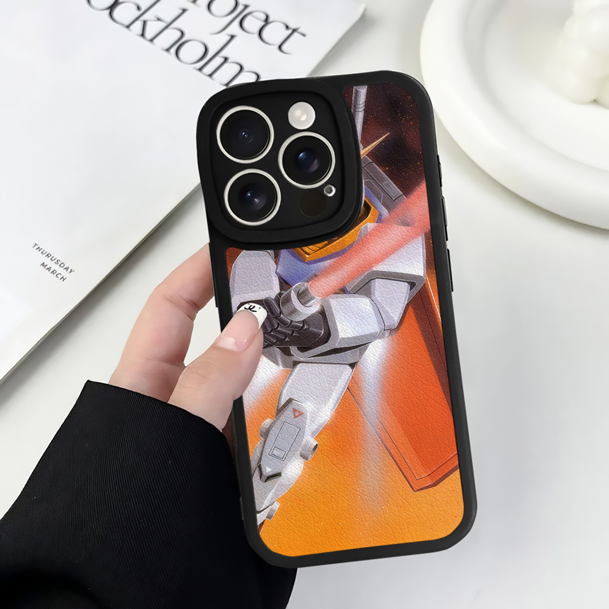 （画像用） 機動戦士ガンダム Mobile Suit Gundam 【iPhone 16シリーズ対応】シリコンスマホケース（レザー調） 材質：シリコン